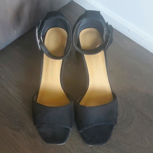 ๐ HOST PICK ๐ Chinese Laundry Rumor Ankle Strap Sandals - Picture 12 of 16